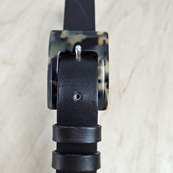 Ann Taylor Black Leather Belt Tortoise Buckle Size M Made in Italy - Picture 2 of 8